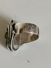Charger l'image dans la galerie, Bague moderne espagnol en argent Sterling et verre de couleur
