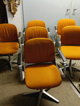 Charger l'image dans la galerie, Série de 6 chaises de bureau avec accoudoir Model 232 de  Wilhelm Ritz pour Wilkhahn,  Allemagne vers 1970
