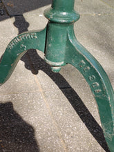 Charger l'image dans la galerie, Table de bistrot ancienne plateau en noyer massif 

Pieds en fonte Baumann Horgen
