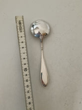 Charger l&#39;image dans la galerie, Jezler la reine petite louche à crème en argent massif 0.800 ,état presque jamais servie
