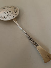 Charger l'image dans la galerie, Jezler modèle renaissance, petite pelle à mignardises en argent massif 0.800 , décors pelle ciselé.
