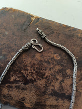 Charger l'image dans la galerie, Collier Javanais traditionnelle en argent massif 0,925 maille byzantine. Travail XXÈME unisexe
