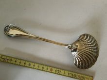 Charger l'image dans la galerie, Maître orfèvre Jean Granvigne à Paris 1868 à 1910 , fine pelle à fraise en argent massif premier titre. Décors coquille qualitée exceptionnelle ! 100g
