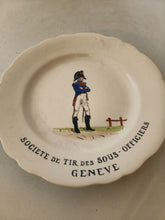 Charger l'image dans la galerie, Rare assiette en faïence de Carouge , faite pour la société de tir des sous officier de Genève. Début XIXÈME
