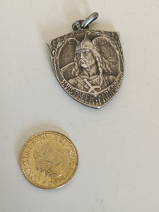 Médaille Union velocipédique de France argenté et émail . Un gaulois avec citation "si vis pacem para bellum"