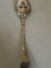 Charger l'image dans la galerie, Londres 1760 époque George III cuillère à baie en argent massif Sterling, dite "Berry Spoon " orfèvre RG à identifier
