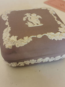 Wedgwood boîte en porcelaine biscuit mauve richement décorée. En parfait état. Début XXÈME