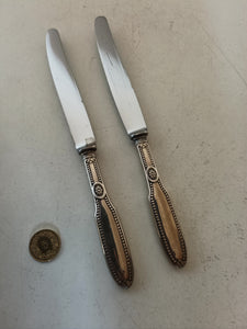 Paire de coûteau à dessert manche argent et lame inox.