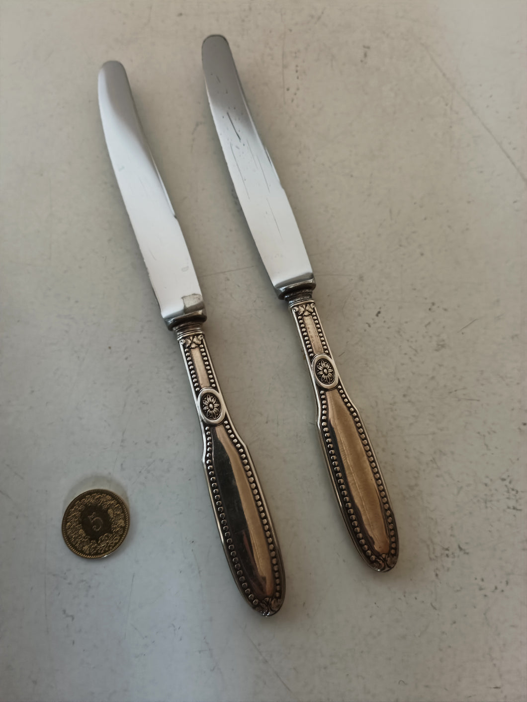 Paire de coûteau à dessert manche argent et lame inox.