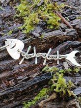 Charger l'image dans la galerie, Curieux pendentif squelette de poisson en argent massif , vers 1970
