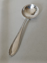 Charger l&#39;image dans la galerie, Jezler la reine petite louche à crème en argent massif 0.800 ,état presque jamais servie
