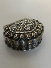 Charger l&#39;image dans la galerie, Une tabatière Argent repoussée et ciselée Turquie, fin du XIXe siècle, Empire Ottoman
