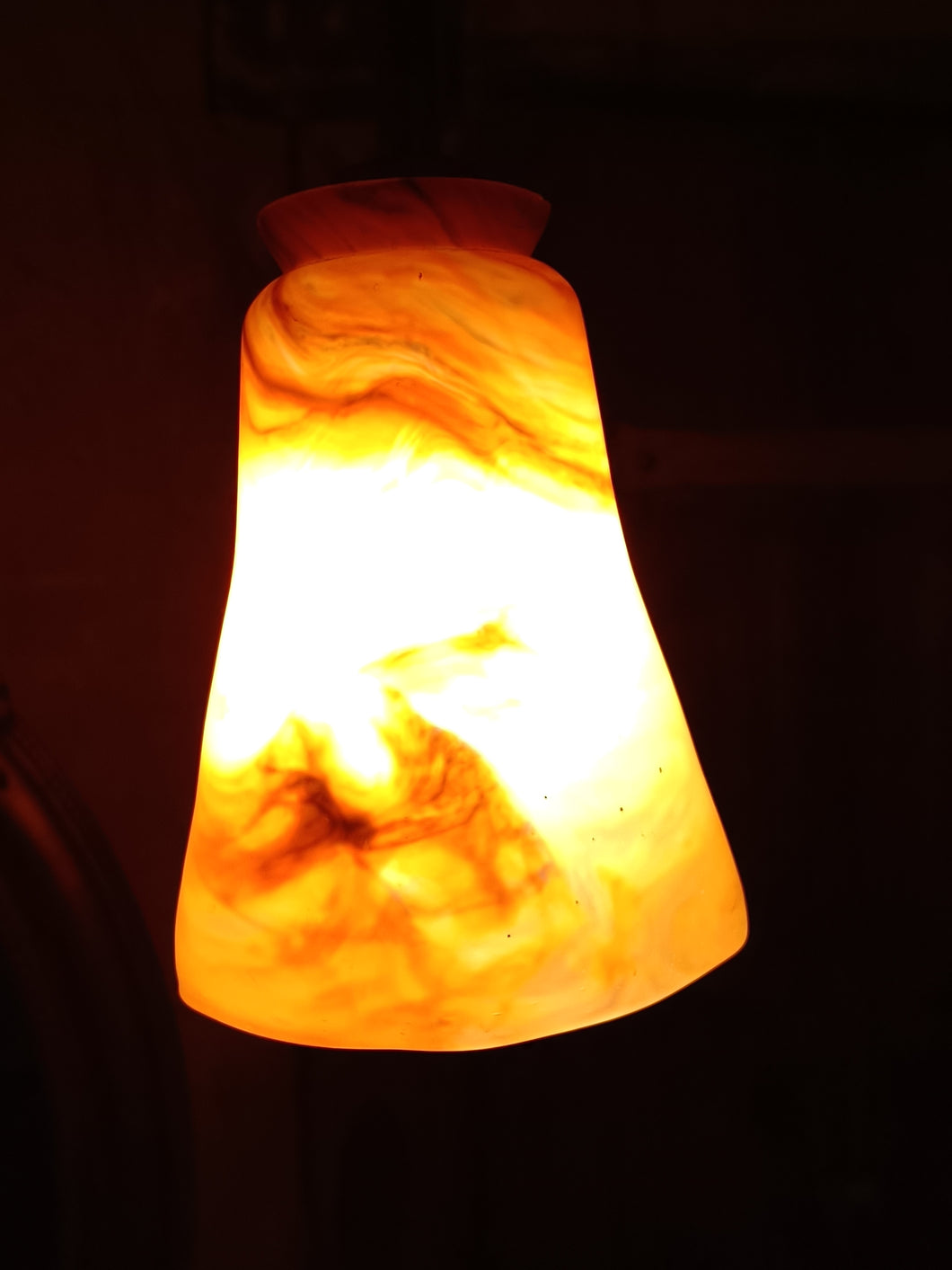 Lampe à suspendre, globe en pâte de verre art déco signé Vianne. Fonctionne.