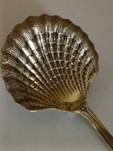 Charger l'image dans la galerie, Maître orfèvre Jean Granvigne à Paris 1868 à 1910 , fine pelle à fraise en argent massif premier titre. Décors coquille qualitée exceptionnelle ! 100g
