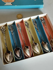 Série de 6 cuillère à café argenté , modèle orientale. Avec sa boîte d'origine.