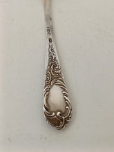 Charger l&#39;image dans la galerie, Mignonne petite cuillère à café en argent 0.800 Allemand début Xxème dans le style Louis XV
