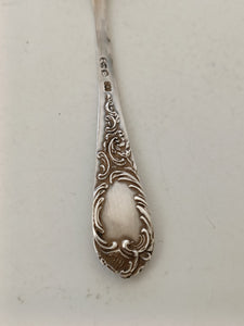 Mignonne petite cuillère à café en argent 0.800 Allemand début Xxème dans le style Louis XV