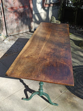 Charger l'image dans la galerie, Table de bistrot ancienne plateau en noyer massif 

Pieds en fonte Baumann Horgen
