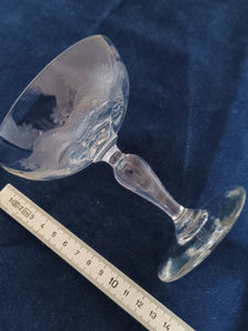 Coupe à Champagne solitaire en verre soufflé et gravé.
