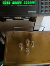 Charger l'image dans la galerie, Quatre petites salières en argent 0.800 Allemand, fin XIXÈME début XXÈME. Forme demi œuf
