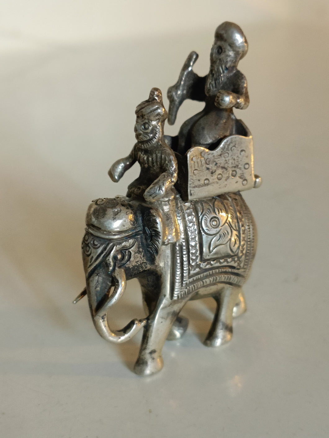 Figurine en argent sujet éléphant et porteur . Inde début XXÈME argent massif moulé