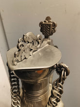 Charger l'image dans la galerie, Exceptionnelle grande chane Valaisanne en étain.  D'époque Art déco . Fabriqué et gravé par A Wallner en 1931 . Probablement un artiste autrichien des école d'art de Vienne
