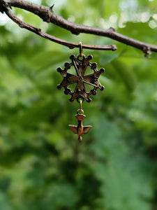 Croix huguenote ancienne en or 18 carats.