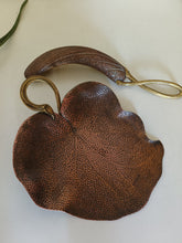 Charger l&#39;image dans la galerie, Dannhuauser chaudronnier d&#39;art Genevois ,début 1900 magnifique ramasse miettes en cuivre motif végétale . Poignée en bronze
