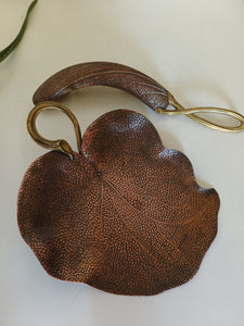 Dannhuauser chaudronnier d'art Genevois ,début 1900 magnifique ramasse miettes en cuivre motif végétale . Poignée en bronze