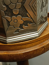 Charger l'image dans la galerie, Exceptionnelle grande chane Valaisanne en étain.  D'époque Art déco . Fabriqué et gravé par A Wallner en 1931 . Probablement un artiste autrichien des école d'art de Vienne
