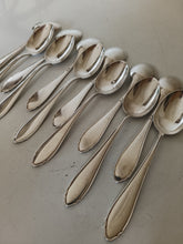 Charger l&#39;image dans la galerie, Jezler la Reine, série de 12 cuillères à dessert en argent massif 0.800 parfait état
