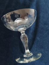 Charger l&#39;image dans la galerie, Coupe à Champagne solitaire en verre soufflé et gravé.
