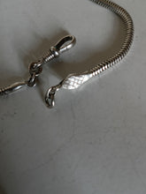 Charger l'image dans la galerie, Magnifique grande chaîne sautoir en argent massif , maille serpent avec fermoir tête de serpent. Travail début XXÈME, longueur 157cm , poids 78g

