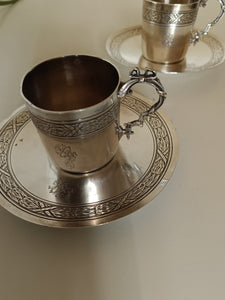 Argent massif Minerve premier titre 0.950! Paire de tasse et sous tasse à café dans le style Louis XVI . Poinçons orfèvre Henri Soufflot fin XIXÈME début Xxème