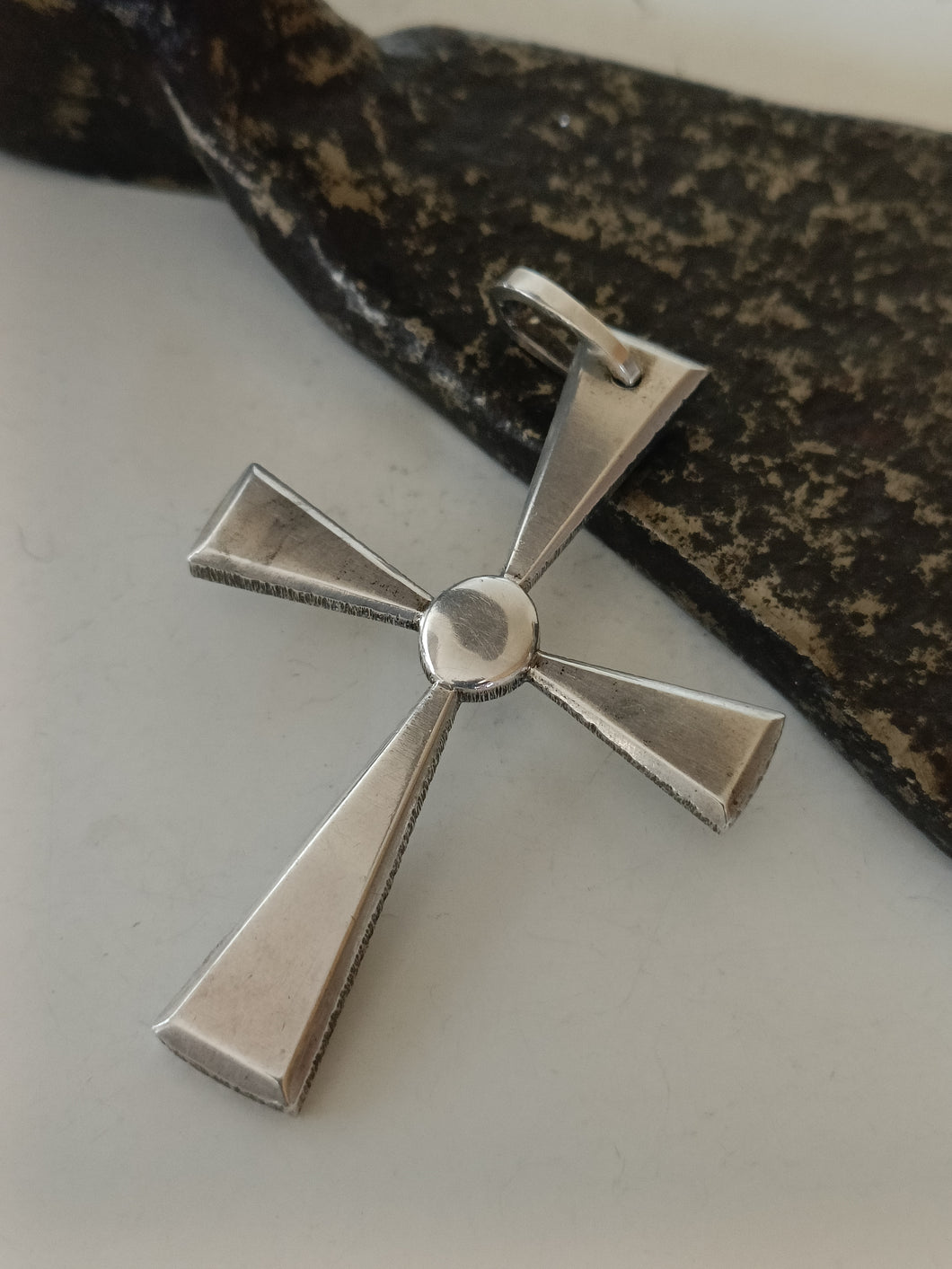 Belle croix Byzantine en argent massif, travail artisanal . Tranches finements martelées