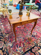 Charger l&#39;image dans la galerie, Ravissante petite table Louis XV Bernoise XVIIIE en noyer massif . Petit détail les pattes dites &quot;moustaches&quot;
