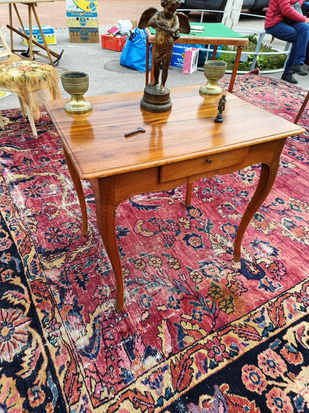Ravissante petite table Louis XV Bernoise XVIIIE en noyer massif . Petit détail les pattes dites 