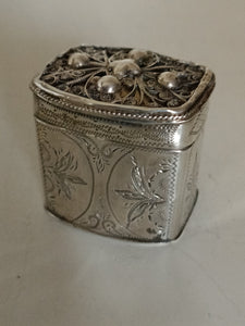 Ravissante petite boîte à thé de voyage hollandaise en argent massif. Daté 1874