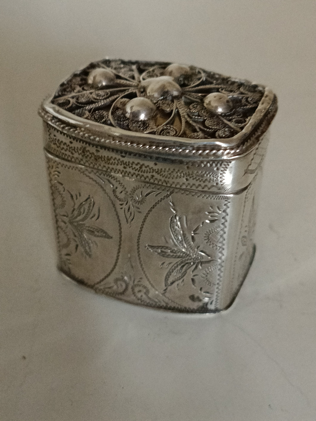 Ravissante petite boîte à thé de voyage hollandaise en argent massif. Daté 1874