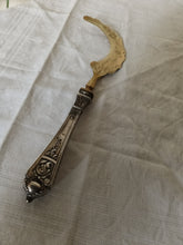 Charger l'image dans la galerie, Rare couteau à glace ( bûche) style Louis XIV manche argent massif allemand, lame doré
