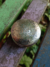 Charger l&#39;image dans la galerie, Petite boîte ronde en argent Sterling, fin XIXÈME H&amp;T Hilliard &amp; Thomason motifs avant-gardiste. Bonne état général
