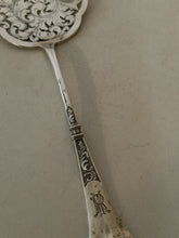 Charger l'image dans la galerie, Jezler modèle renaissance, petite pelle à mignardises en argent massif 0.800 , décors pelle ciselé.
