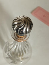 Charger l&#39;image dans la galerie, Petite carafe en cristal taillé, avec bouchon en argent massif.
