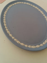Charger l&#39;image dans la galerie, Wedgwood petit plateau en porcelaine biscuit bleu , décors fin .
