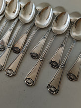 Charger l&#39;image dans la galerie, Jezler coquille Louis XIV série de 15 cuillère à café en argent massif.
