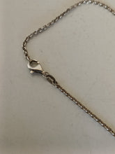 Charger l'image dans la galerie, Gilbert Albert Croix modernistes en argent massif 0,925 avec sa chaîne maille Gilbert Albert !
