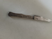 Charger l'image dans la galerie, Rare couteau à fruits chinois en argent massif . Avec poinçon argent , inscription nominative.

