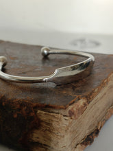 Charger l'image dans la galerie, Bracelet Jonc en argent massif , travail probablement malgache début XXÈME poinçon crabe importation française XXÈME. Poids 16 grammes.

