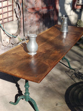 Charger l'image dans la galerie, Table de bistrot ancienne plateau en noyer massif 

Pieds en fonte Baumann Horgen
