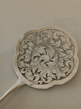 Charger l'image dans la galerie, Jezler modèle renaissance, petite pelle à mignardises en argent massif 0.800 , décors pelle ciselé.
